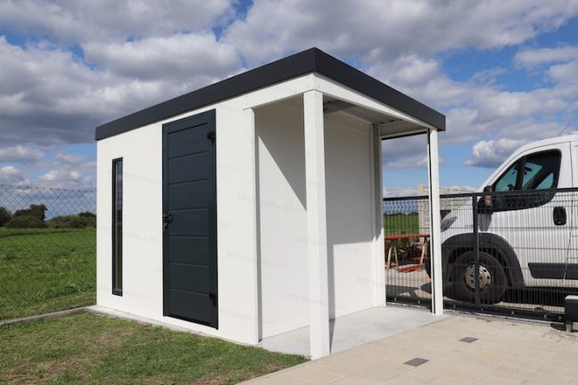 Záhradný domček GARDEON v bielej omietke s antracitovými dverami Hormann LPU42