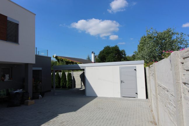 Oceľový záhradný domček GARDEON v bielej omietke s prístreškom na ľavej strane