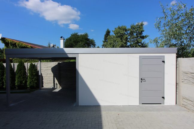 Záhradný domček GARDEON v bielej omietke s dverami Hormann vo farbe biely hliník