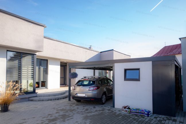 Záhradný domček GARDEON v bielej omietke s prístreškom na ľavej strane