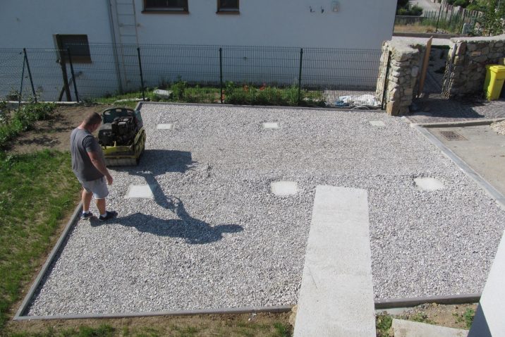 Podklad pod garáž - betónové pätky pod asfaltom