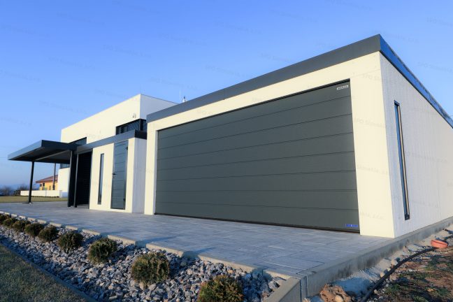 Dvojgaráž GARDEON v bielej omietke s rovnou strechou v antracitovej farbe