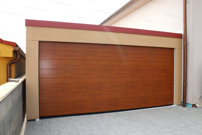 Garáž GARDEON pre dve autá v béžovej omietke s garážovou bránou Hormann