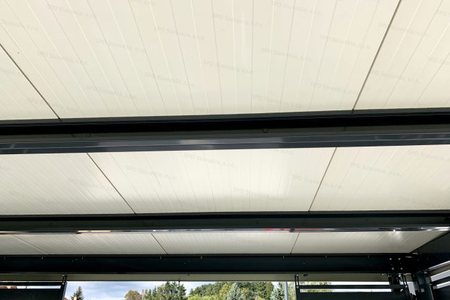 Izolovaný strop v bielej farbe na pergole GARDEON