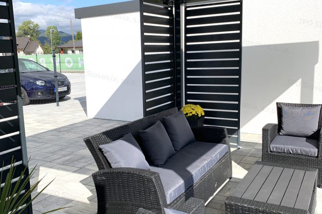 Pergola GARDEON v antracitovej farbe so záhradným posedením