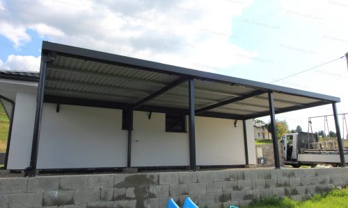 Oceľový prístrešok GARDEON v antracitovej farbe pri rodinnom dome