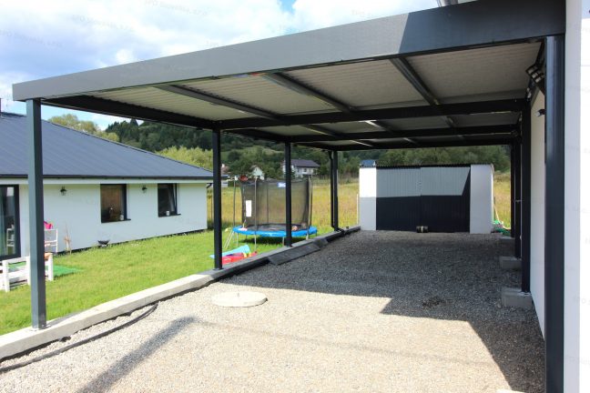 Montovaný prístrešok GARDEON pre jedno auto pri rodinnom dome