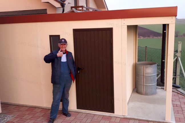 Spokojný zákazník pred záhradný domčekom GARDEON s prístreškom