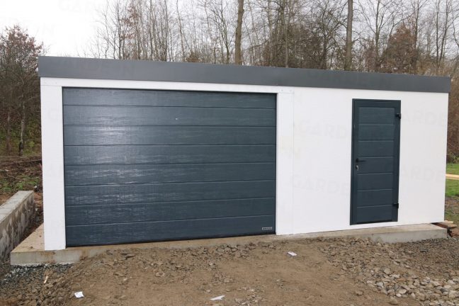 Garáž pre jedno auto v bielej omietke