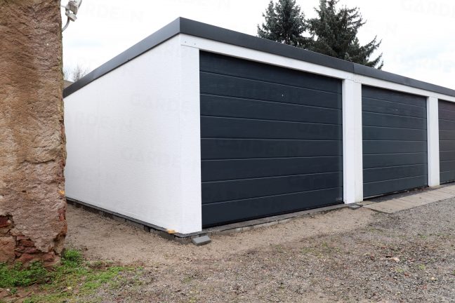 Garáž pre tri autá s garážovými bránami Hormann