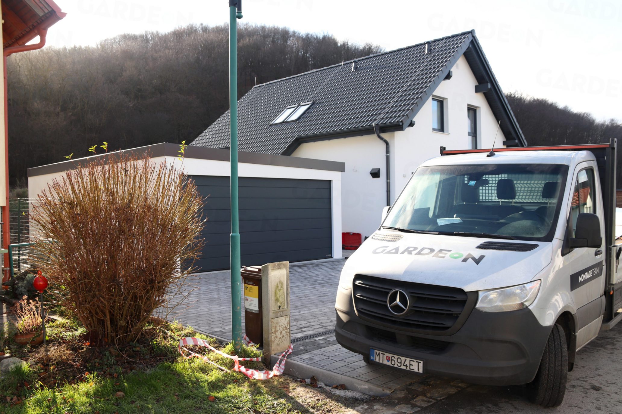 Montovaná dvojgaráž GARDEON pri rodinnom dome