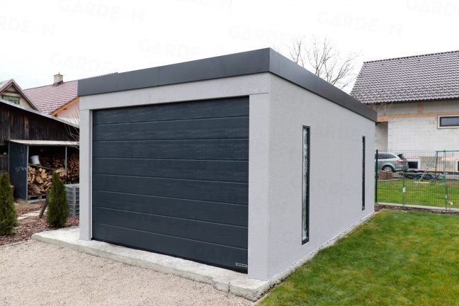 Jednogaráž v sivej omietke s rovnou strechou