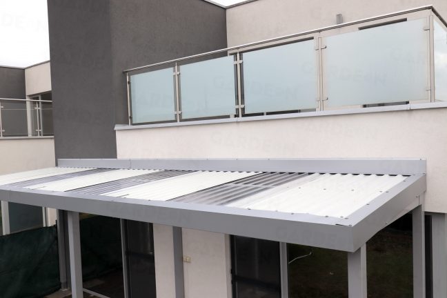 Strešná krytina montovanej oceľovej pergoly pri rodinnom dome