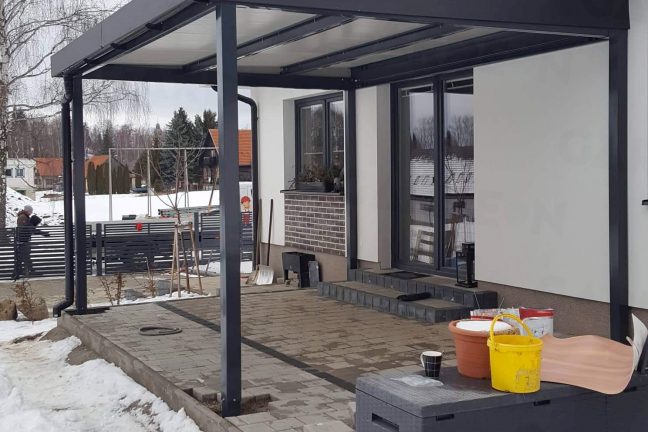 Pergola v antracitovej farbe na terase