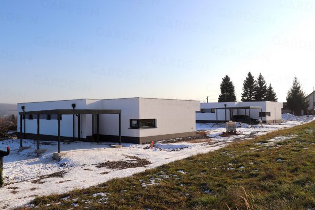 Montované prístrešky GARDEON pri moderných domoch