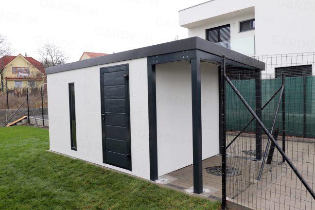 Záhradný domček s prístreškom na pravej strane