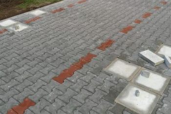 Zámková dlažba s betónovými pätkami