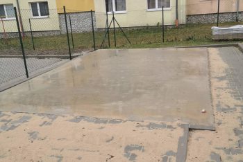 Betonová deska na hřišti