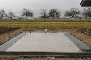 Betonová deska před montáží domku