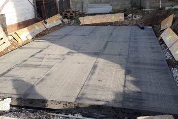 Betonová deska suchá v zahradě