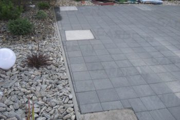 Betónové pätky v zámkovej dlažbe