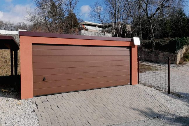 Garáž pre dve autá v tehlovej omietke