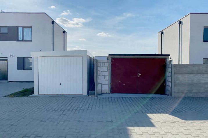 Montovaná a betónová garáž