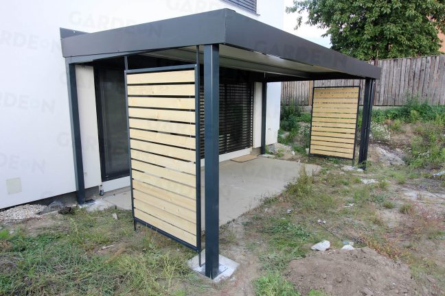 Antracitová pergola s drevenými zástenami