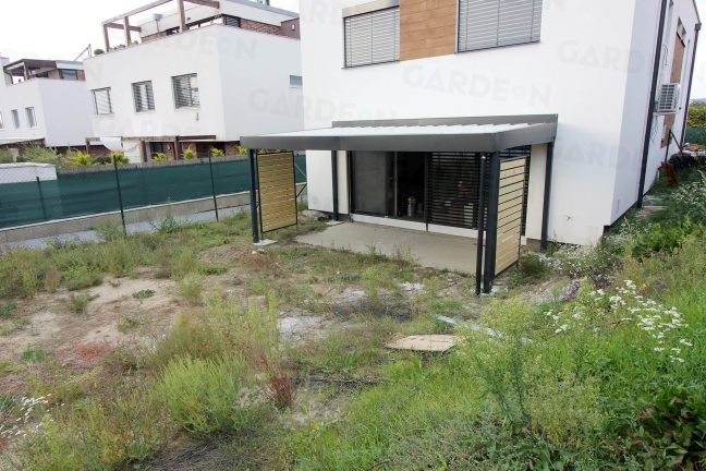 Antracitová pergola na terasu pri dome