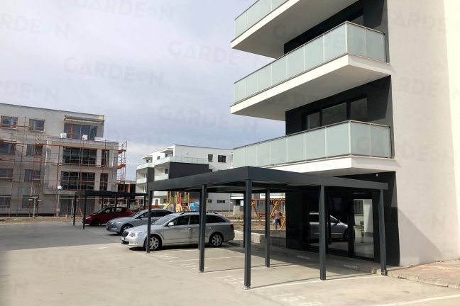 Prístrešok GARDEON pred modernou bytovkou