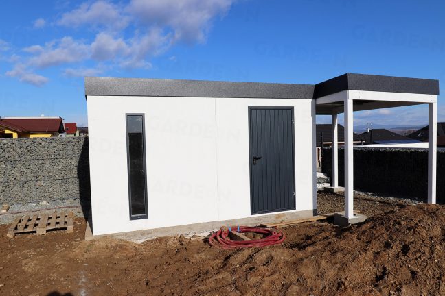 Záhradný domček na náradie v bielej omietke