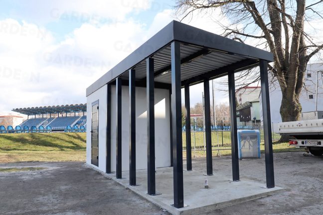 Záhradný domček s atypickým prístreškom v antracitovej farbe