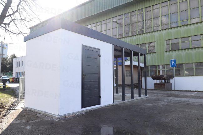 Atypický záhradný domček s rovnou strechou