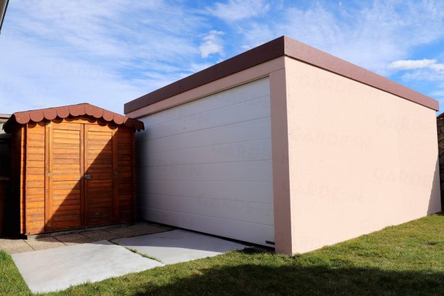 Garáž pre dve autá s bielou garážovou bránou