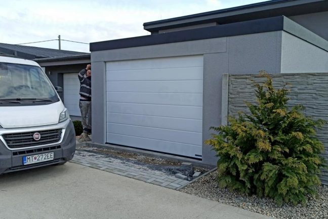 Garáž pre jedno auto s bielou garážovou bránou