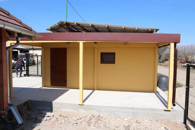 Garáž pre jedno auto s prístreškom