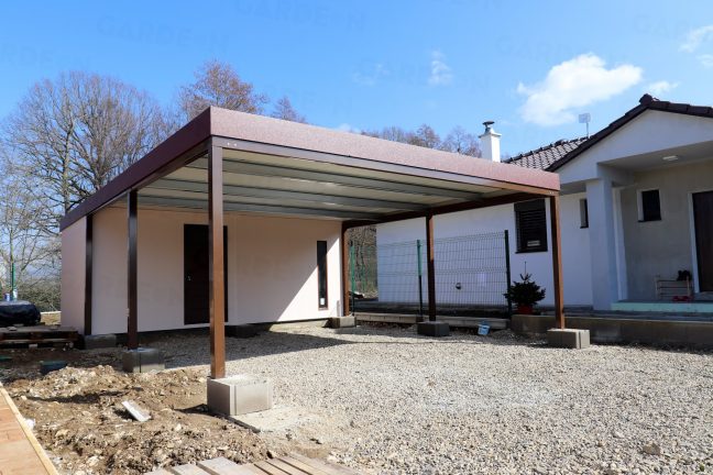 Záhradný domček s prístreškom pre dve autá