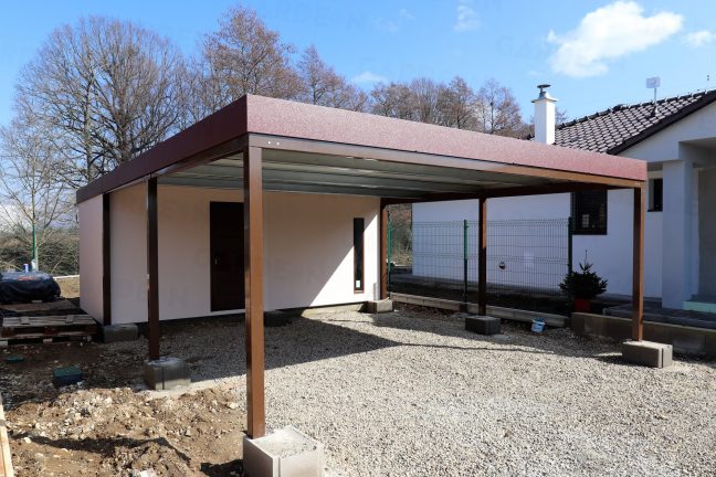 Záhradný domček s hnedým prístreškom pre dve autá