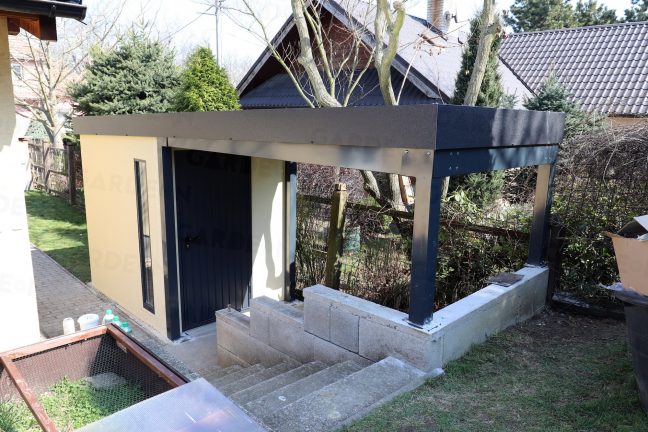 Záhradný domček s atypickým prístreškom