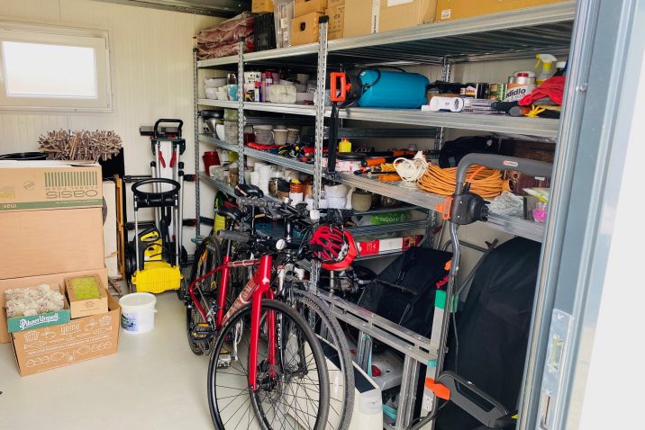 Vnútro montovaného záhradného domčeka