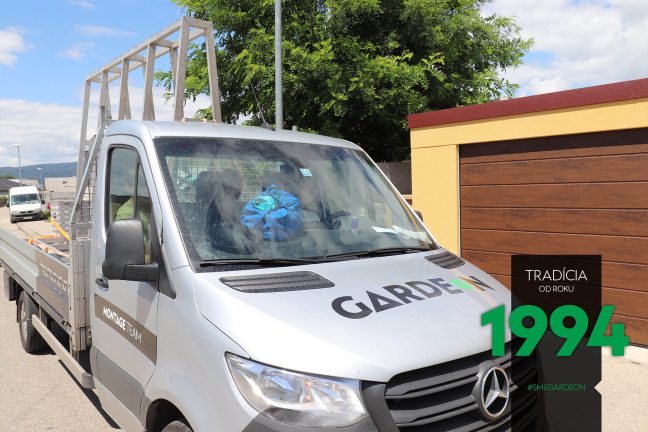 Dodávka GARDEON pri garáži