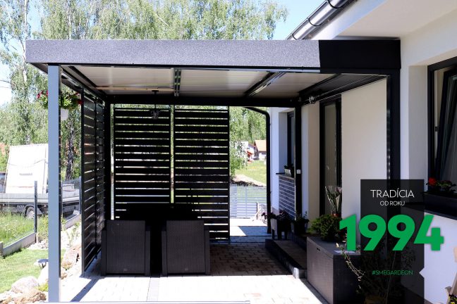 Sivá pergola pri rodinnom dome