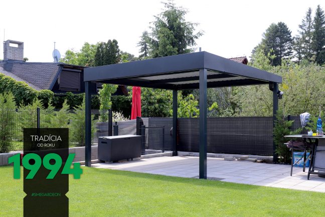 Antracitová pergola GARDEON na záhrade