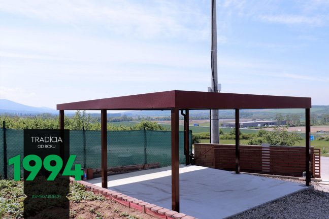 Hnedý prístrešok pre dve autá