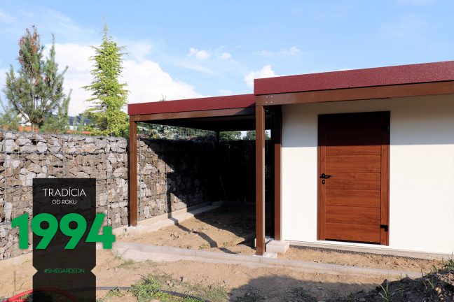 Záhradný domček s prístreškom na ľavej strane