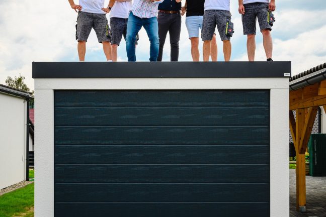 Chalpi stojaci na garáži pre jedno auto