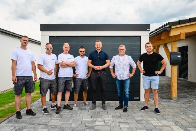 Team GARDEON a Vlado Voštinár pred garážou