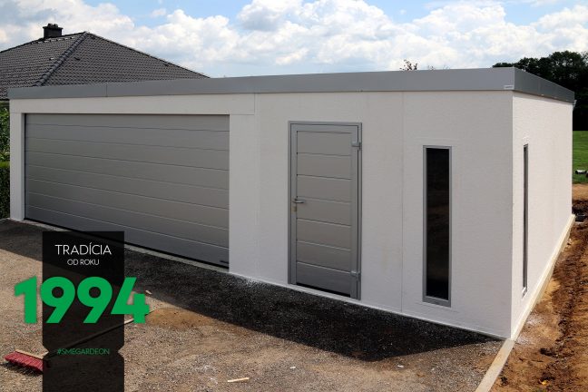 Atypická garáž bielej farby z pravej strany