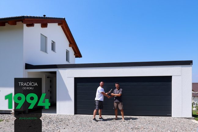 Montážnici pred atypickou garážou bielej farby