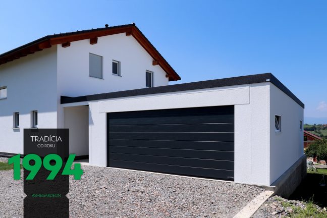 Atypická garáž s čiernymi garážovými dverami